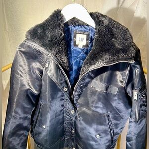 Gap Satin Bomber Jacket with Faux Fur Collar – Black. Size M.
